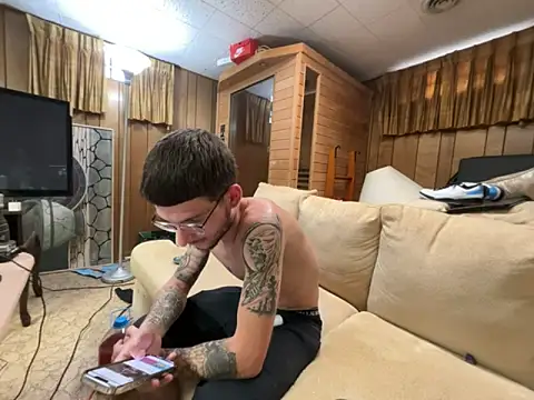 Snapshot of hungkubenski chatting on 10/31/25, 12:17 hungkubenski online show from 10/31/25, 12:17