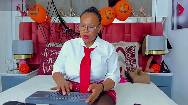 ShantalDior online show from 10/31/25, 03:29