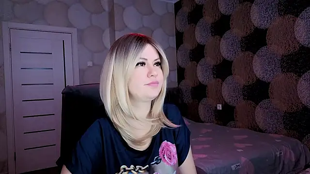 Snapshot of natusik chatting on 12/19/24, 12:56 natusik online show from 12/19/24, 12:56