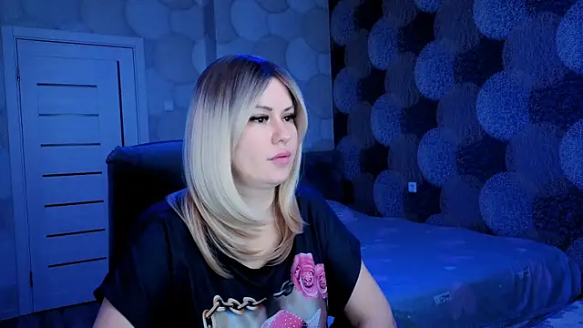 Snapshot of natusik chatting on 12/19/24, 04:02 natusik online show from 12/19/24, 04:02