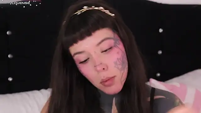 Snapshot of SylveonFox chatting on 02/08/25, 01:43 SylveonFox online show from 02/08/25, 01:43