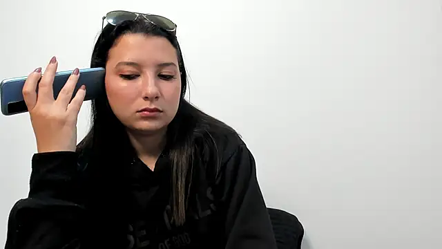 cami-01 online show from 10/23/25, 08:40