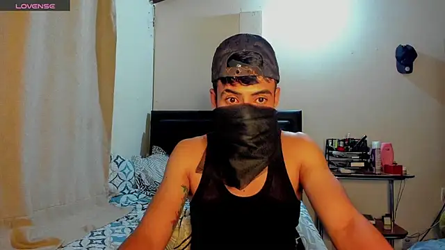 Snapshot of tom_thick chatting on 12/17/24, 03:17 tom thick online show from 12/17/24, 03:17