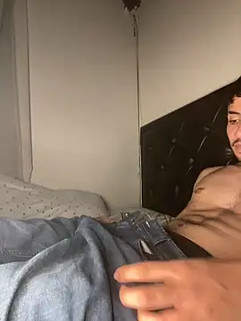 Snapshot of tom_thick chatting on 01/27/25, 12:01 tom thick online show from 01/27/25, 12:01