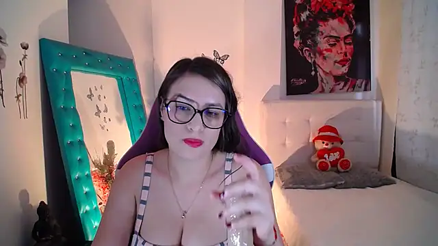 esmeraldaa230 online show from 09/26/25, 08:13