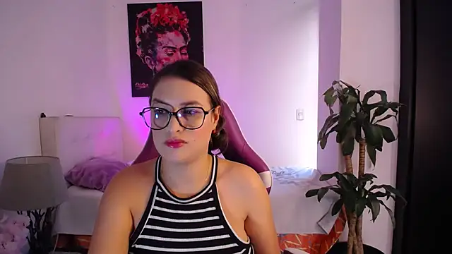 esmeraldaa230 online show from 02/18/26, 07:32