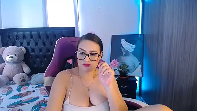 Snapshot of esmeraldaa230 chatting on 05/27/26, 07:55 esmeraldaa230 online show from 05/27/26, 07:55
