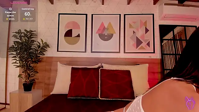 LunaRuso online show from 11/24/25, 07:57