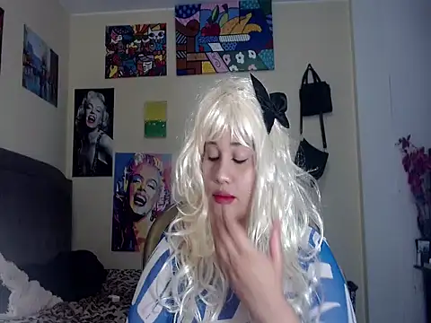 Snapshot of melissa4855 chatting on 11/17/25, 01:00 melissa4855 online show from 11/17/25, 01:00