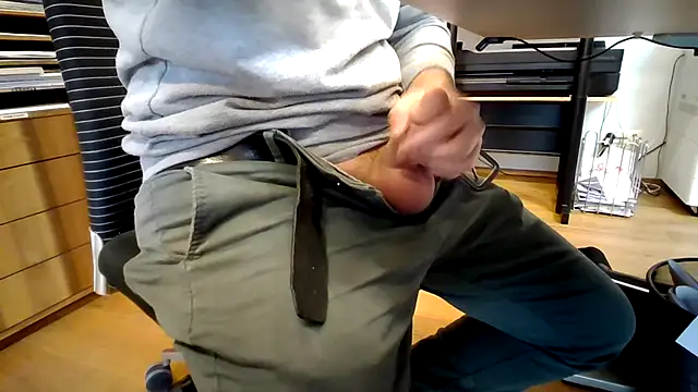 Snapshot of 10_1992 chatting on 01/21/25, 10:41 10 1992 online show from 01/21/25, 10:41