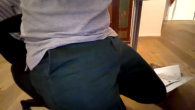 Snapshot of 10_1992 chatting on 02/20/25, 07:41 10 1992 online show from 02/20/25, 07:41