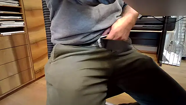 Snapshot of 10_1992 chatting on 10/22/25, 10:37 10 1992 online show from 10/22/25, 10:37