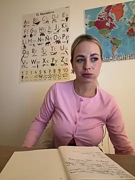 Snapshot of streetdoll chatting on 01/13/25, 07:21 streetdoll online show from 01/13/25, 07:21