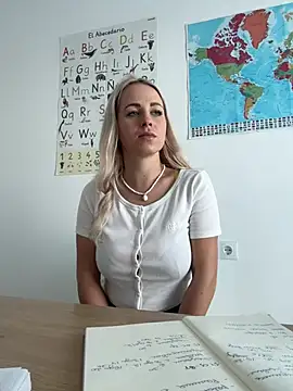 Snapshot of streetdoll chatting on 01/14/25, 04:08 streetdoll online show from 01/14/25, 04:08