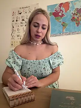 Snapshot of streetdoll chatting on 01/15/25, 07:26 streetdoll online show from 01/15/25, 07:26