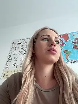 Snapshot of streetdoll chatting on 01/15/25, 04:32 streetdoll online show from 01/15/25, 04:32