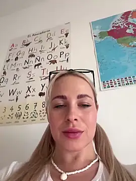 Snapshot of streetdoll chatting on 01/19/25, 08:07 streetdoll online show from 01/19/25, 08:07