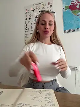 Snapshot of streetdoll chatting on 01/19/25, 04:04 streetdoll online show from 01/19/25, 04:04