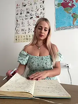 Snapshot of streetdoll chatting on 02/06/25, 08:39 streetdoll online show from 02/06/25, 08:39