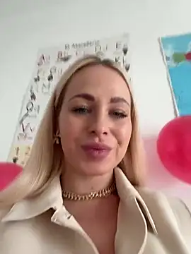 Snapshot of streetdoll chatting on 02/12/25, 08:06 streetdoll online show from 02/12/25, 08:06