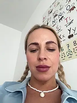 Snapshot of streetdoll chatting on 03/20/25, 10:54 streetdoll online show from 03/20/25, 10:54