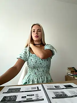 Snapshot of streetdoll chatting on 10/07/25, 07:05 streetdoll online show from 10/07/25, 07:05