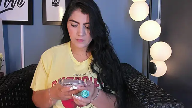 Snapshot of PaulinaDuarte chatting on 02/14/25, 01:29 PaulinaDuarte online show from 02/14/25, 01:29