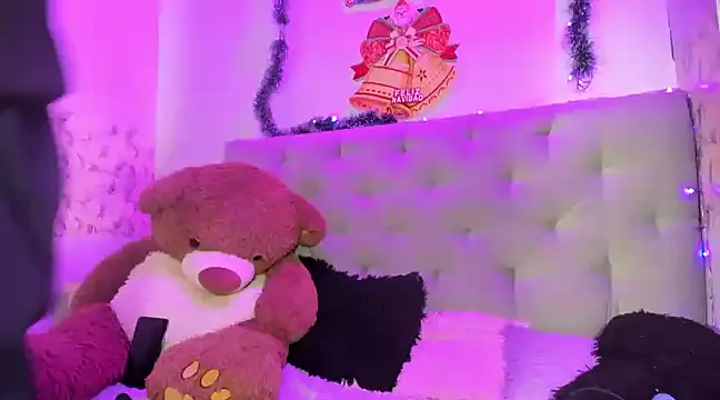 Snapshot of Emma-Wilson chatting on 12/18/24, 10:51 Emma-Wilson online show from 12/18/24, 10:51