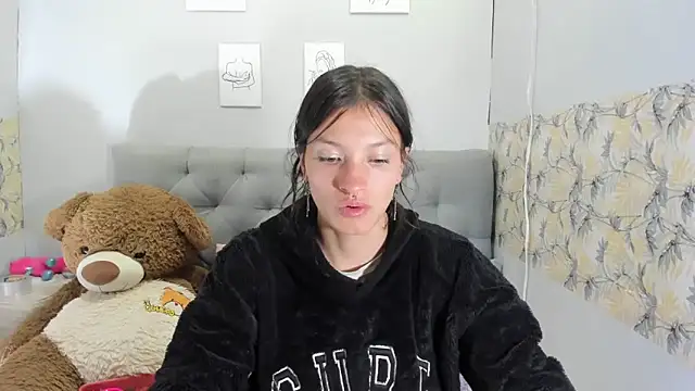 Snapshot of Emma-Wilson chatting on 01/08/25, 04:55 Emma-Wilson online show from 01/08/25, 04:55