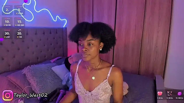 Snapshot of Miss_westt_ chatting on 06/25/26, 06:40 Miss westt online show from 06/25/26, 06:40