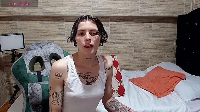 Snapshot of pretty_cristal69 chatting on 02/02/25, 10:39 pretty cristal69 online show from 02/02/25, 10:39