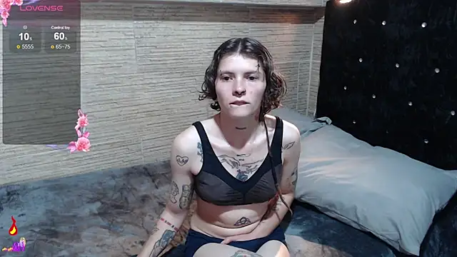 Snapshot of pretty_cristal69 chatting on 10/28/25, 02:15 pretty cristal69 online show from 10/28/25, 02:15