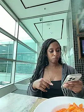 Your Paris online show from 04/19/26, 09:50