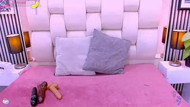 Snapshot of sarah_cream chatting on 12/14/25, 05:57 sarah cream online show from 12/14/25, 05:57