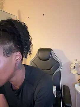 Snapshot of magicalc00ch chatting on 02/14/25, 04:09 magicalc00ch online show from 02/14/25, 04:09