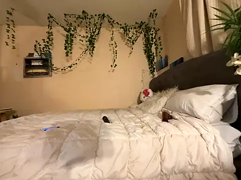 Snapshot of magicalc00ch chatting on 09/23/25, 02:36 magicalc00ch online show from 09/23/25, 02:36