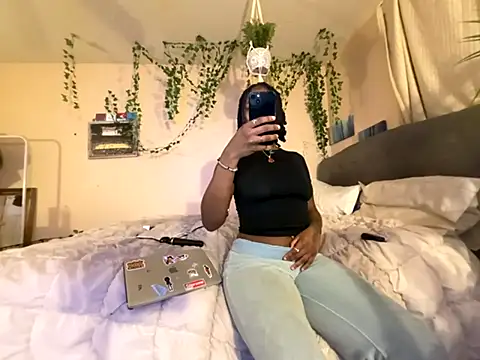 Snapshot of magicalc00ch chatting on 11/05/25, 12:43 magicalc00ch online show from 11/05/25, 12:43