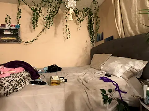 Snapshot of magicalc00ch chatting on 12/16/25, 03:44 magicalc00ch online show from 12/16/25, 03:44