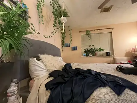 Snapshot of magicalc00ch chatting on 12/23/25, 01:36 magicalc00ch online show from 12/23/25, 01:36