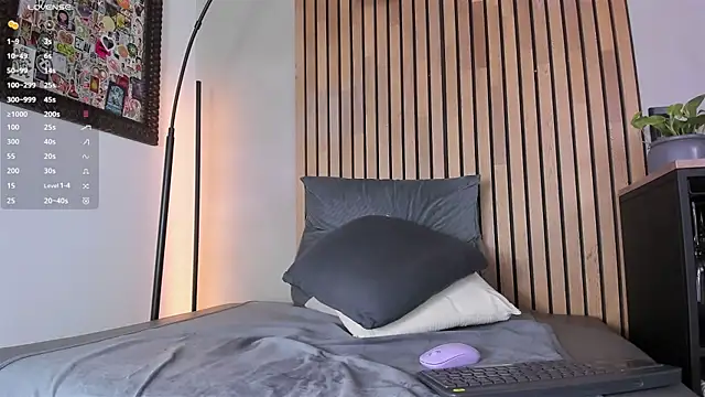 Snapshot of honeyhot69__ chatting on 03/17/25, 11:42 honeyhot69 online show from 03/17/25, 11:42