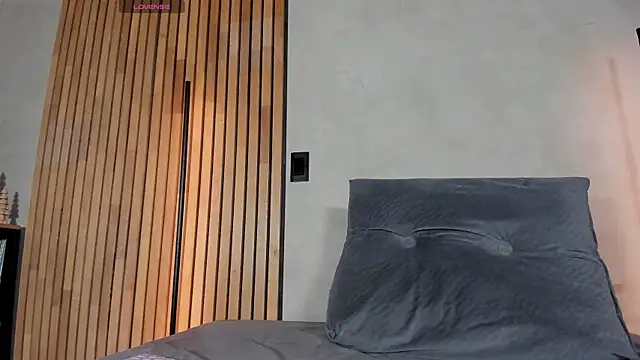 Snapshot of honeyhot69__ chatting on 11/22/25, 11:42 honeyhot69 online show from 11/22/25, 11:42