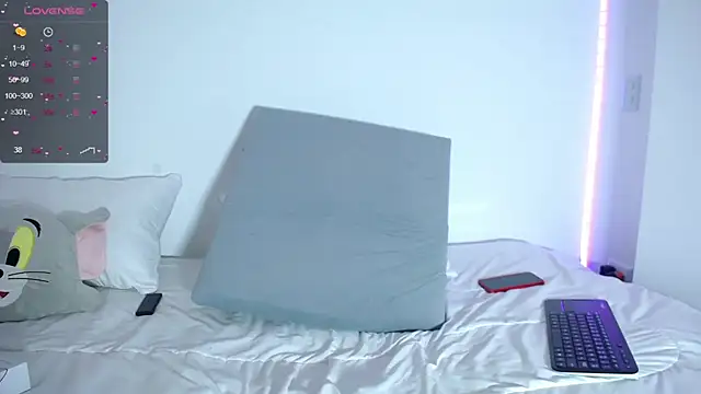 Snapshot of megan_bluee23 chatting on 12/04/24, 01:42 megan bluee23 online show from 12/04/24, 01:42