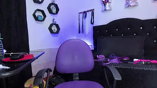 LucyStrike  online show from 11/19/25, 11:16