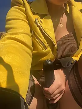 Luccreccia  online show from 11/17/25, 10:54