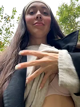 emiliasommer online show from 10/17/25, 12:52