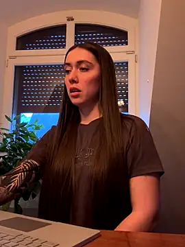 Snapshot of emiliasommer chatting on 11/28/25, 03:47 emiliasommer online show from 11/28/25, 03:47