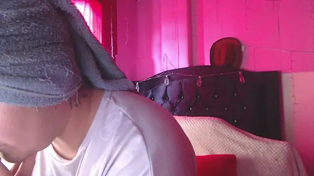 NikkiRous  online show from 05/12/26, 02:03