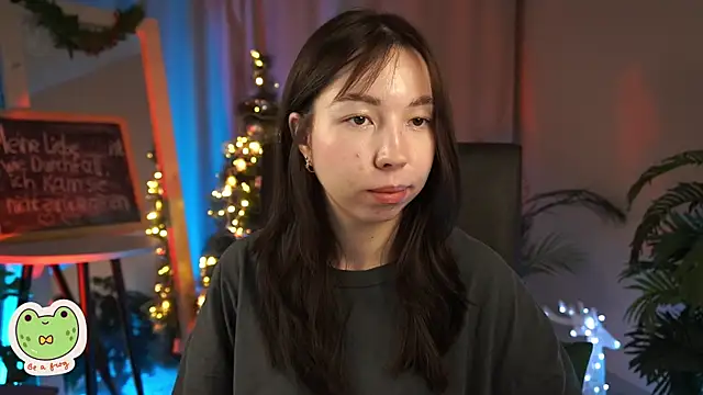 Snapshot of Sarah_Son chatting on 01/09/25, 05:44 Sarah Son online show from 01/09/25, 05:44