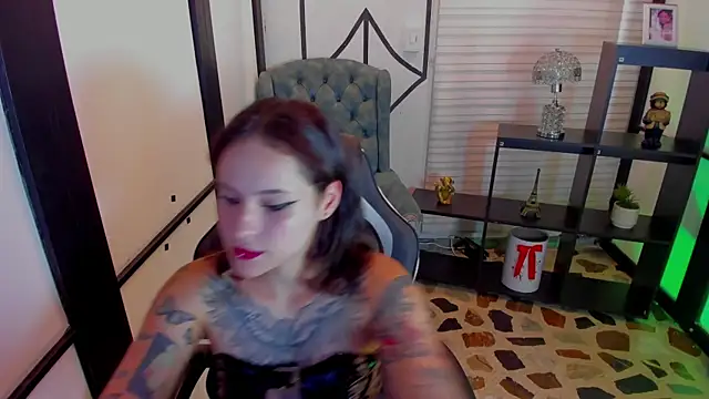 AnnyThompson  online show from 11/01/25, 06:43