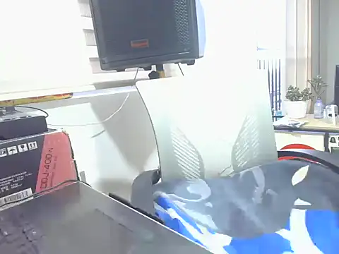 Snapshot of dirtytw0230 chatting on 12/20/25, 10:39 dirtytw0230 online show from 12/20/25, 10:39